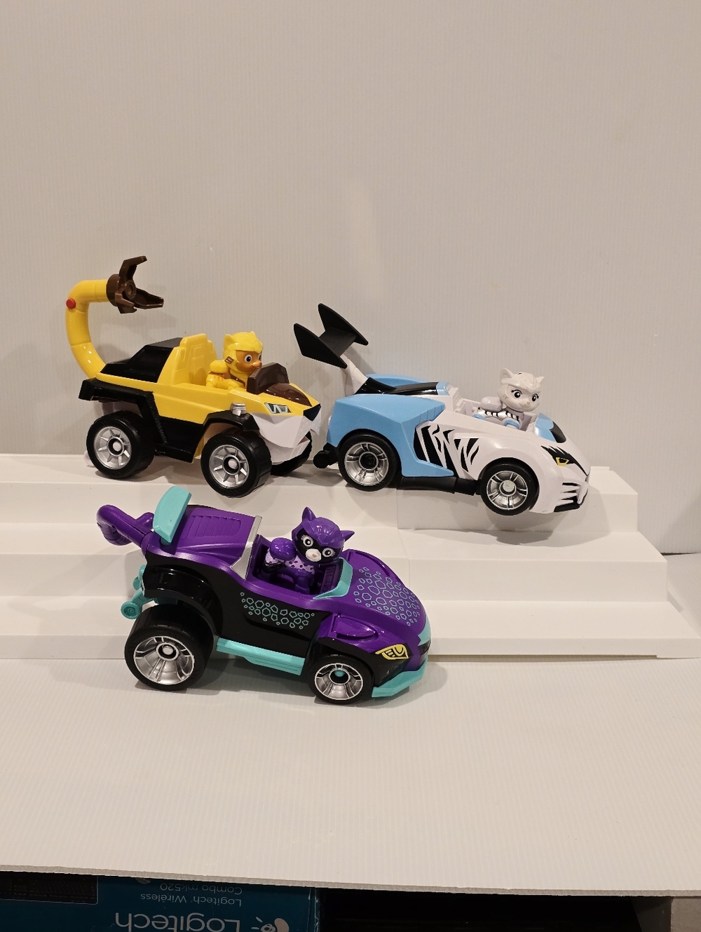 Paw Patrol Rescue Cats Deluxe Vehicle and Figure Set